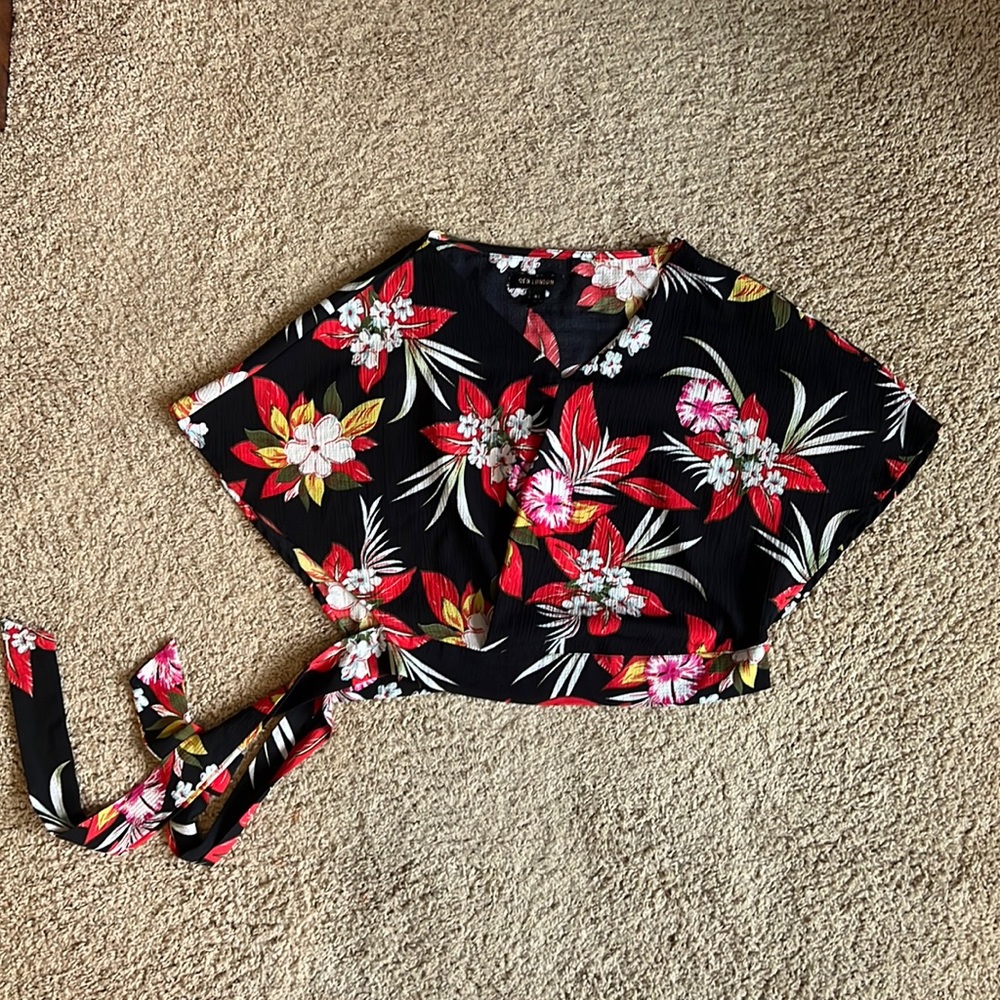 QED London Tie Waist Floral Crop Top in Medium
